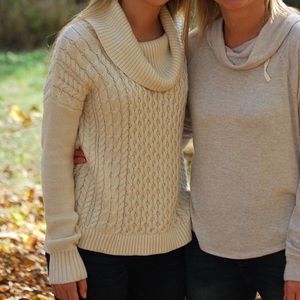 White American Eagle sweater in great condition!